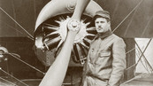 En 1917, Tonton Lulu devant un avion de l'escadrille SPAD 12