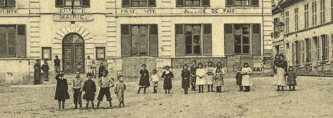 Enfants devant la mairie de Palaiseau, (s.d.). - 2Fi/133. Enfants devant la mairie de Palaiseau, (s.d.). - 2Fi/133.
