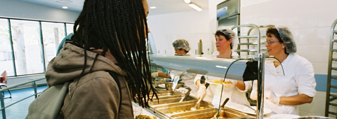 Jeune fille dans une chaine de self-service Jeune fille dans une chaine de self-service