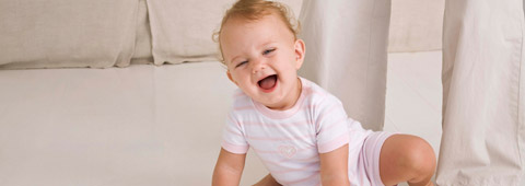 bébé en train de rire bébé en train de rire