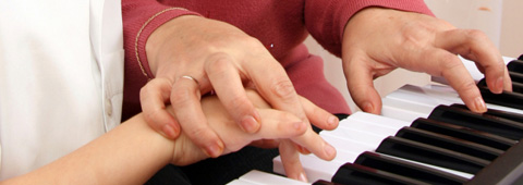 Adulte enseignant le piano à un enfant Adulte enseignant le piano à un enfant