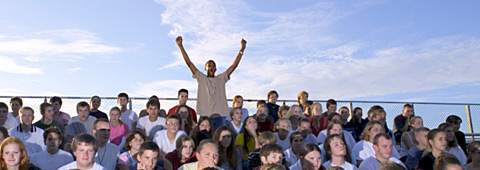 Groupe de jeunes sur une tribune Groupe de jeunes sur une tribune