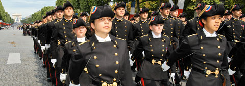 Etudiants de Polytechnique défilant en tenue d'apparat Etudiants de Polytechnique défilant en tenue d'apparat