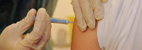 Infirmière vaccinant un adolescent Infirmière vaccinant un adolescent