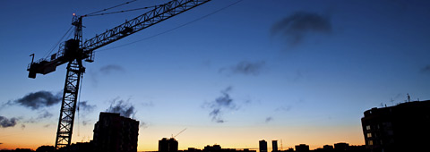 Vue d'une grue de construction en ville