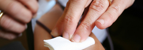 Médecin effectuant une prise de sang Médecin effectuant une prise de sang