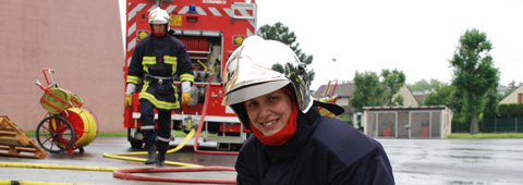 Deux sapeurs-pompiers de l'Essonne en manoeuvre Deux sapeurs-pompiers de l'Essonne en manoeuvre