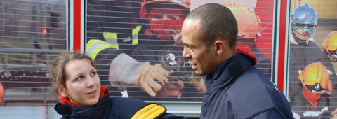 Deux sapeurs-pompiers de l'Essonne devant un Fourgon Pompe Tonne Deux sapeurs-pompiers de l'Essonne devant un Fourgon Pompe Tonne