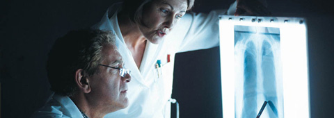 Médecins analysant une radio des poumons Médecins analysant une radio des poumons
