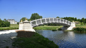 Le nouveau Pont aux Boules d’Or, signé Jean-Michel Othoniel, offre une vue imprenable sur le Domaine départemental de Méréville et son château.