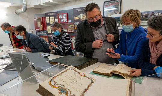 Photo avec des visiteurs des Archives départementales