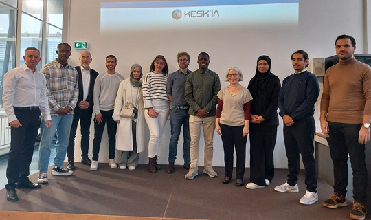 Les étudiants essonniens participant au programme Kesk’IA, avec le président du Département délégué à la politique de la ville Paolo De Carvalho, leur formateur et leurs mentors du groupe Orange.