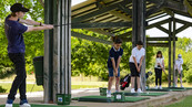 Des jeunes apprennent à jouer au golf