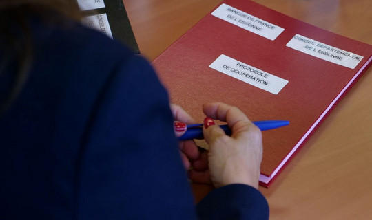 Le protocole de partenariat avec la Banque de France de l'Essonne signé le 7 novembre à l'Assemblée départementale.