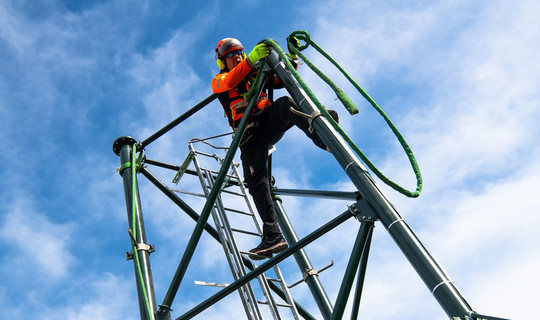 Un technicien installe un pylône 4G