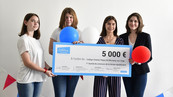 4 collégiennes tiennent un chèque d'une valeur de 5000 euros