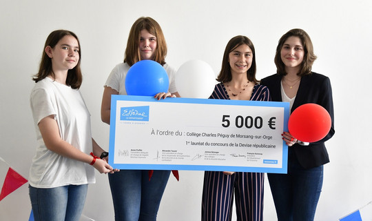4 collégiennes tiennent un chèque d'une valeur de 5000 euros