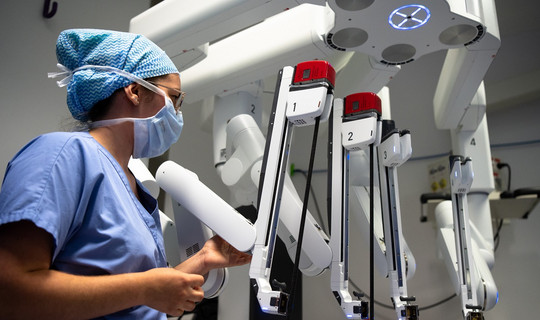 Le robot chirurgical Léo Da Vinci Xi dispose de quatre bras mécaniques auxquels sont connectés les instruments chirurgicaux.