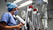 Le robot chirurgical Léo Da Vinci Xi dispose de quatre bras mécaniques auxquels sont connectés les instruments chirurgicaux.