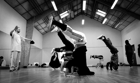 Abderzak Houmi en répétition avec ses danseurs © DR