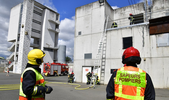 des pompiers s'entrainent