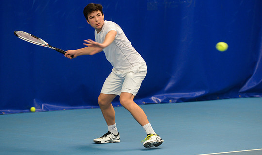 Max Westphal à l'entraînement sur les courts de la Ligue de tennis de l'Essonne à Sainte-Geneviève-des-Bois ©DR