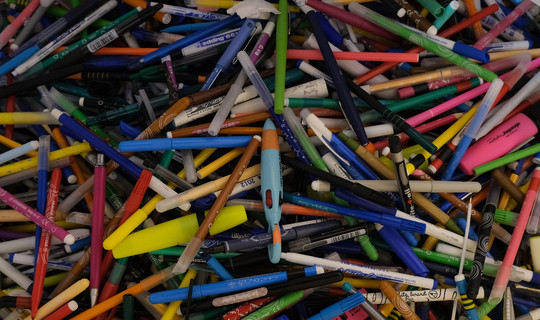 Stylos et feutres usagés collectés par le club de développement durable du collège Weiler à Montgeron.