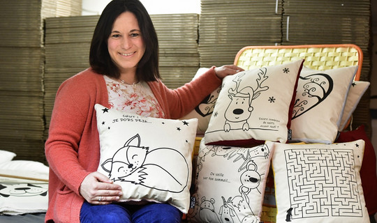 Une femme assise tient des coussins phosphorescents