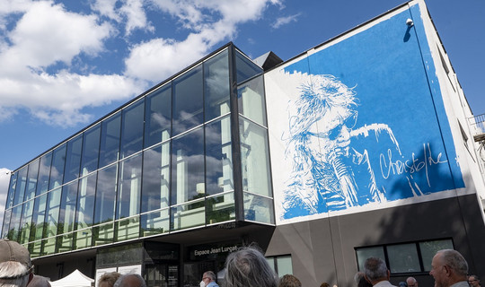 Fresque bleue sur un bâtiment