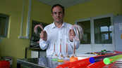 Olivier Besida présentant ses prototypes de fibres © CD91 Olivier Besida présentant ses prototypes de fibres © CD91