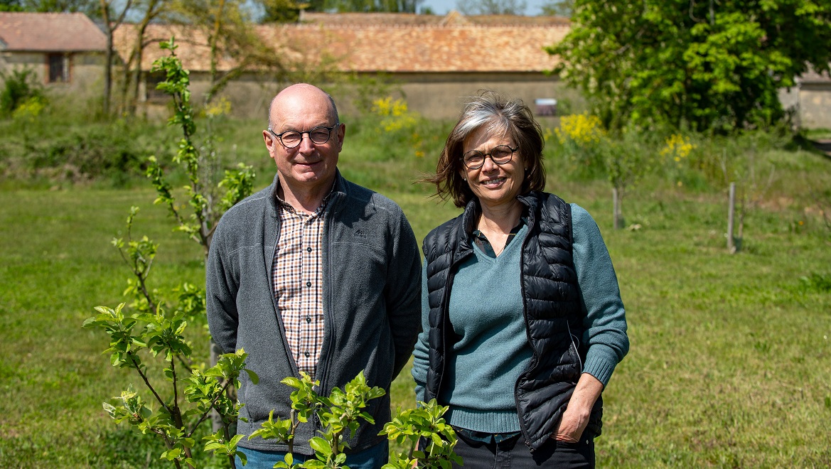 Un couple d'exploitants agricoles sur leur terrain