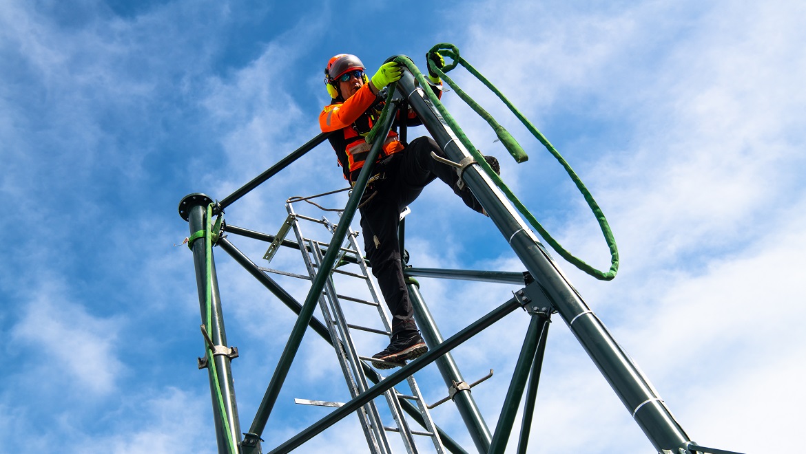 Un technicien installe un pylône 4G