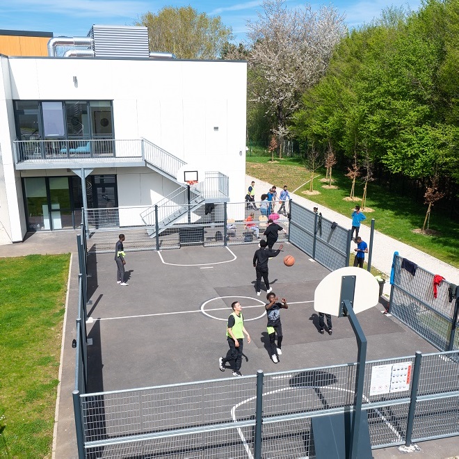 Des jeunes jouent au basket