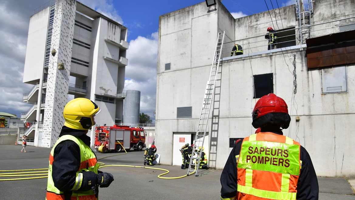 des pompiers s'entrainent