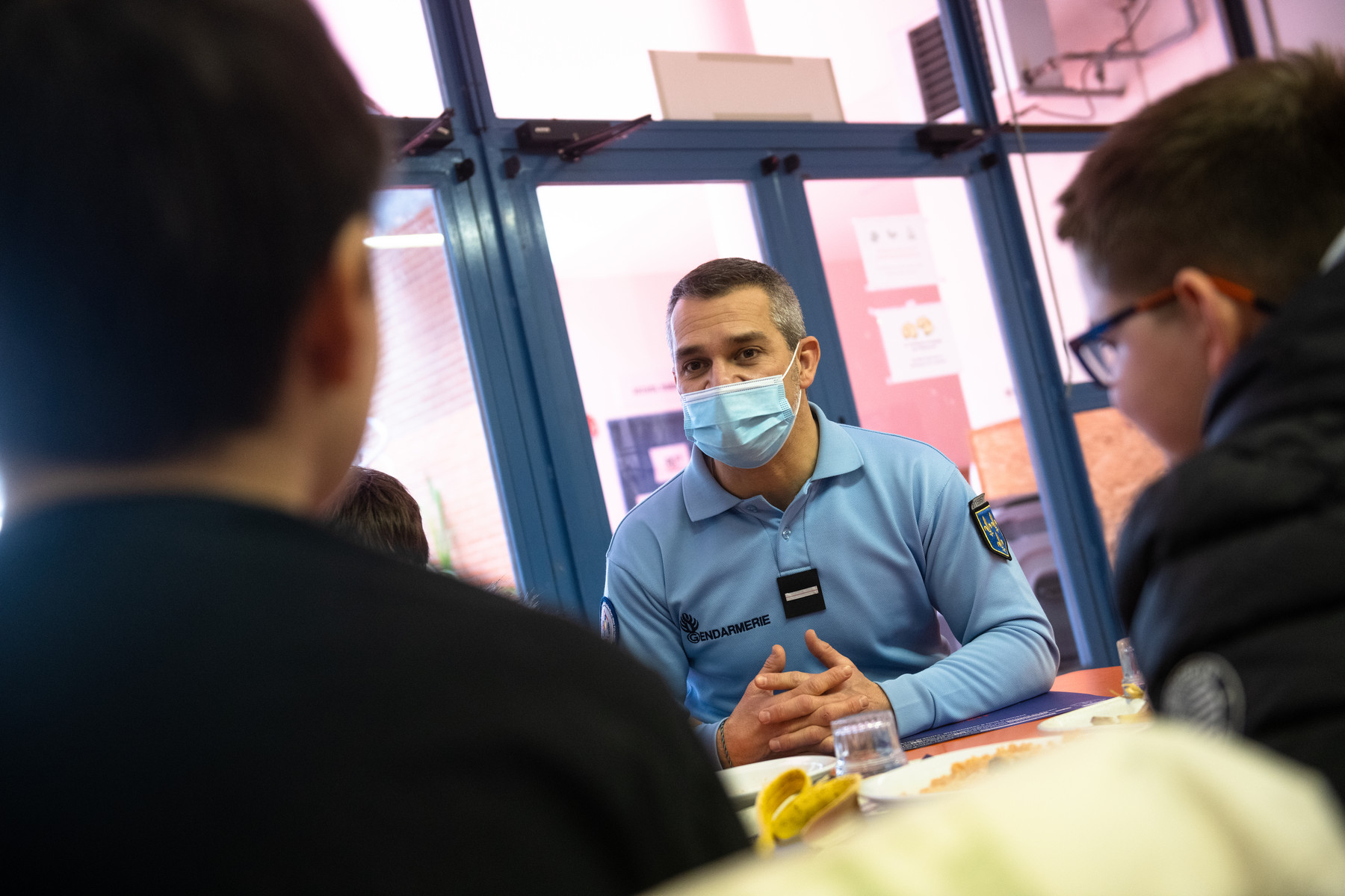 Echange entre un gendarme et des collégiens 