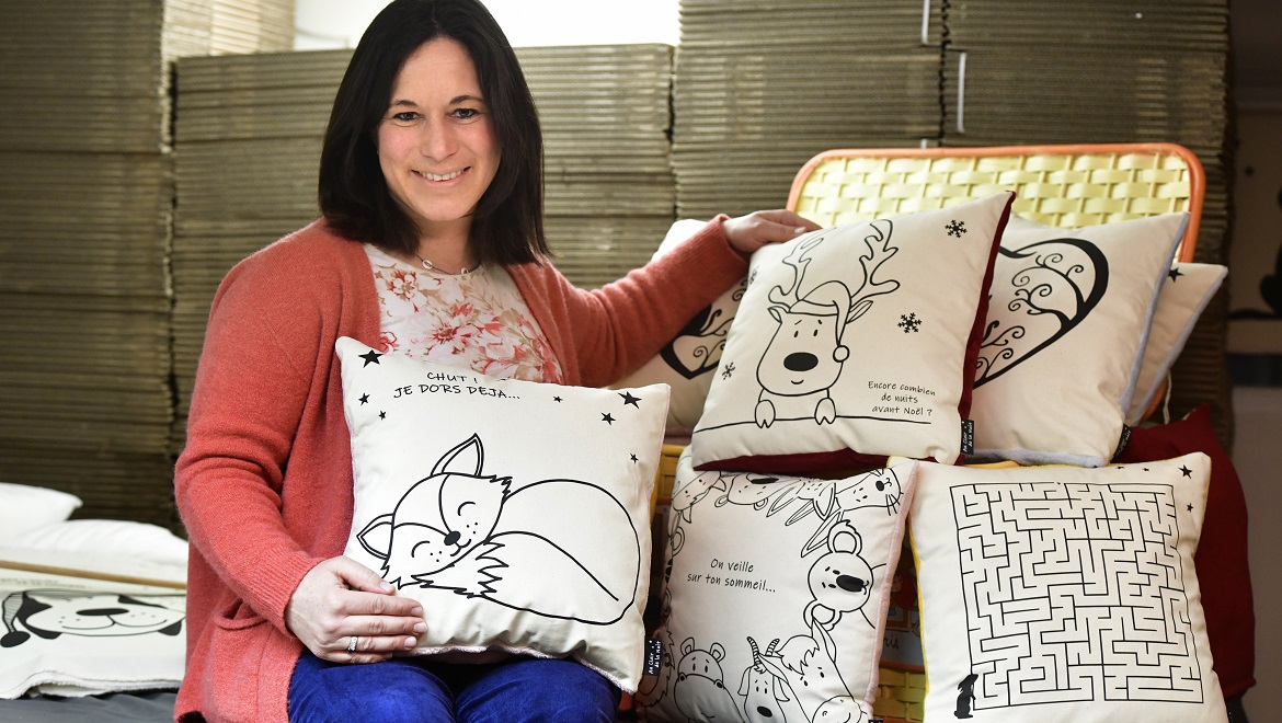 Une femme assise tient des coussins phosphorescents