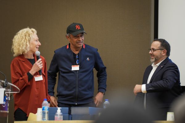 Yannick Noah a reçu le Prix spécial du Jury des Trophées Sport et Management à l'Assemblée nationale, avec son association socio-sportive Fête le mur.