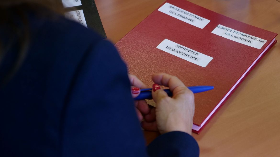 Le protocole de partenariat avec la Banque de France de l'Essonne signé le 7 novembre à l'Assemblée départementale.