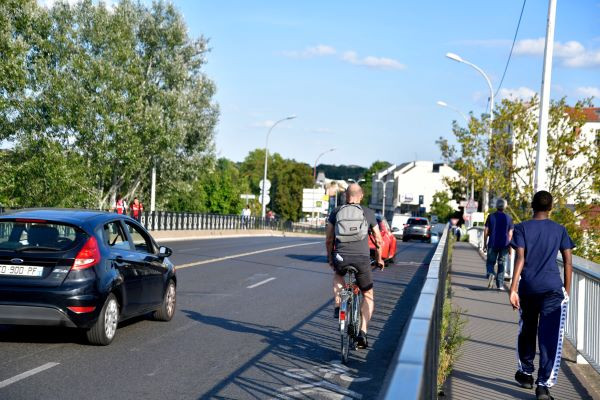 Voitures, cyclistes et piétons se côtoient sur le pont entre Juvisy-sur-Orge et Draveil.