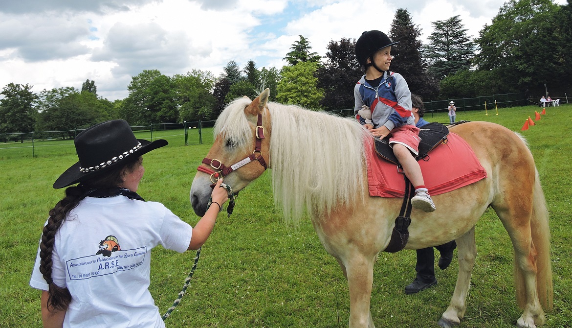 A Saintry-sur-Seine, l’Association pour la rééducation par les sports équestres (Arse) propose des cours adaptés aux enfants et adultes atteints de handicap.