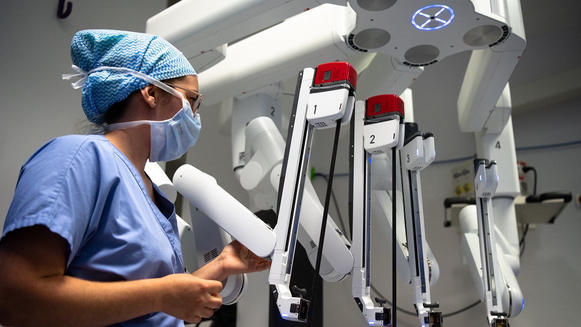 Le robot chirurgical Léo Da Vinci Xi dispose de quatre bras mécaniques auxquels sont connectés les instruments chirurgicaux.