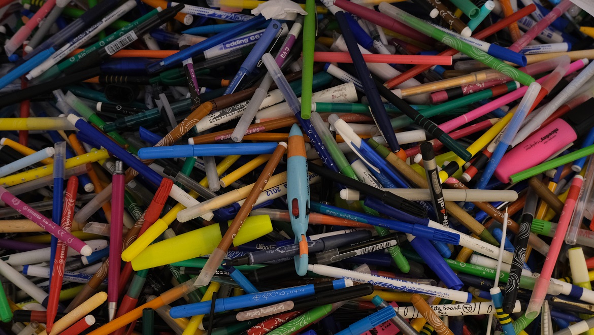 Stylos et feutres usagés collectés par le club de développement durable du collège Weiler à Montgeron.