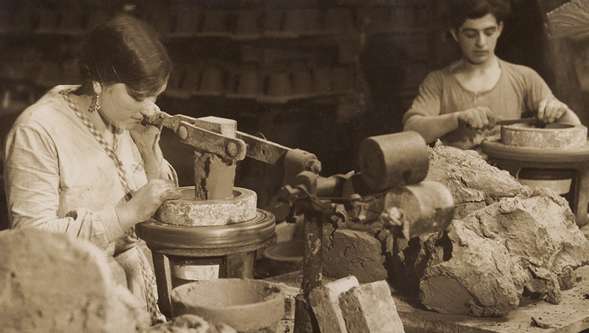 Ouvriers tourneurs à la Tuilerie Gilardoni de Corbeil-Essonnes, 1938-1955. - Arch. dép. Essonne, 24J/105-2.