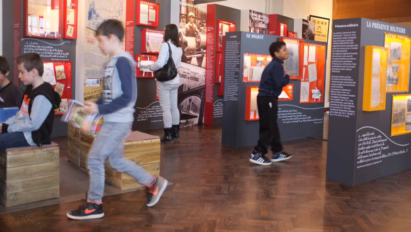 Visite par le jeune public de l'exposition "14-18 : si loin, si proche"