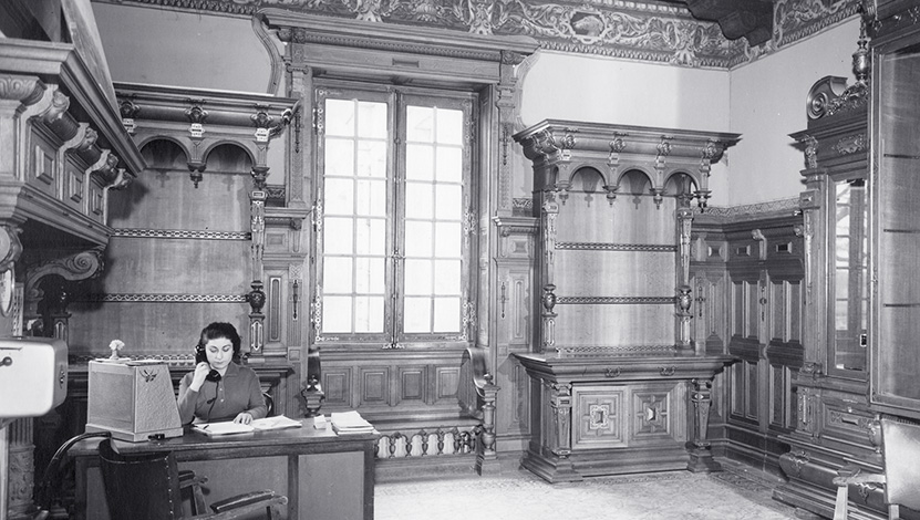 Standardiste dans la salle à manger des chasses du château de Chamarande, siège social de la société de Construction Moderne Française, 1960. - Arch. dép. Essonne, collection privée