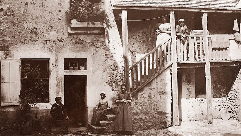 Habitants devant leur maison à Orsay, v. 1900. - Arch.dép. Essonne, 38Fi/65.