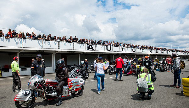 Rassemblement de motos à l'autodrome de Linas-Montlhéry lors de la 4e édition du Café Racer © DR