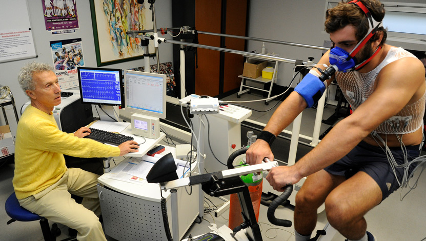 Sportif en train de passer un test physique avec l'équipe du PDMS