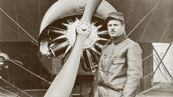 En 1917, Tonton Lulu devant un avion de l'escadrille SPAD 12 En 1917, Tonton Lulu devant un avion de l'escadrille SPAD 12
