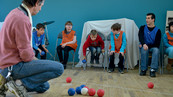 Match de boccia entre écoliers valides et handicapés à l'école Jean Cocteau